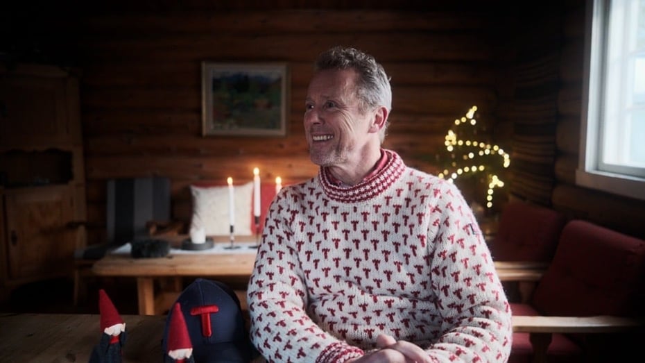 Daglig leder i DNT Oslo og Omegn, Henning Hoff Wikborg sitter inne i en markahytte.