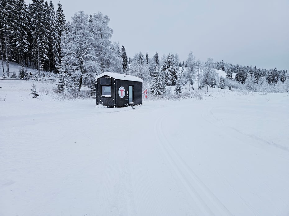 Hytta på hjul ved Eiksetra i vinterlandskap med skiløyper rett utenfor