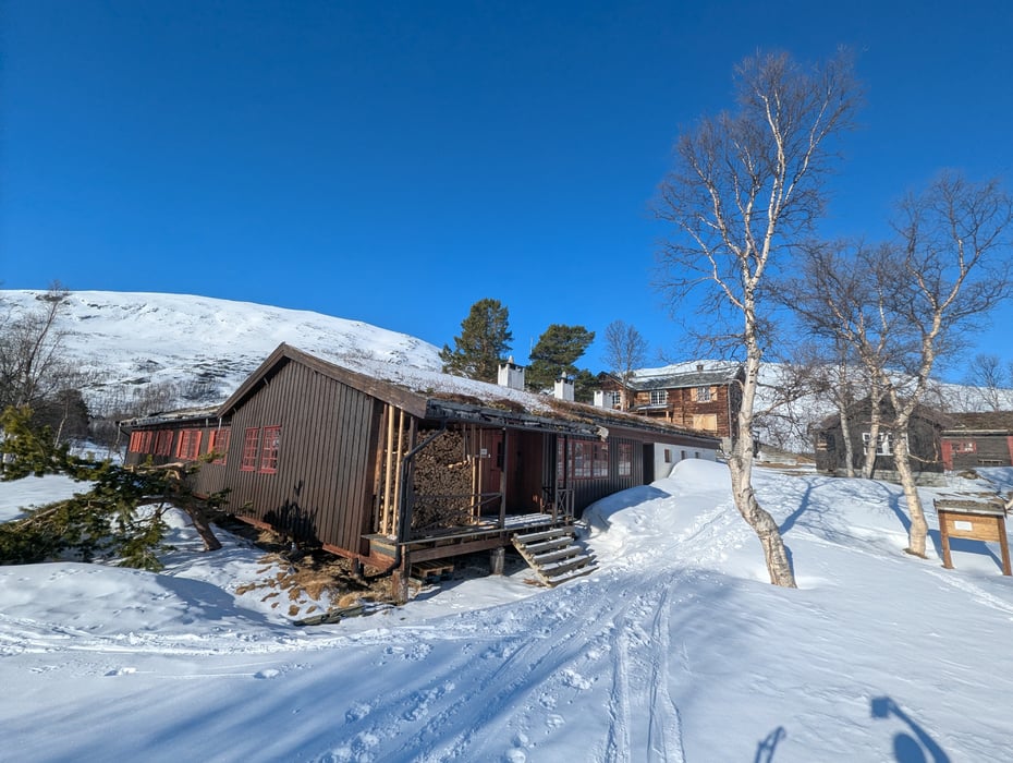Nerstua på Vangshaugen med snø rundt
