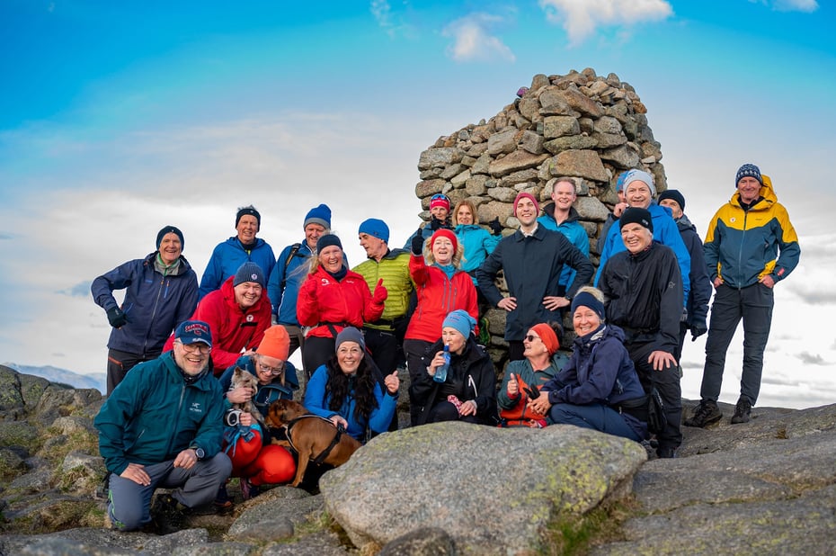 Gruppe mennesker på en fjelltopp.