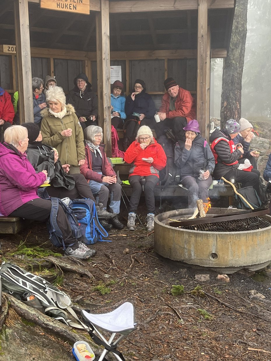 Turgjengen koser seg med niste i gapahuken.