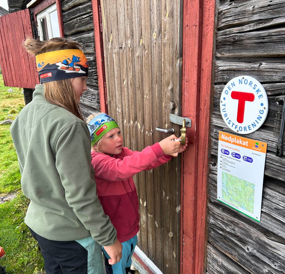 To barn ved en DNT-hytte