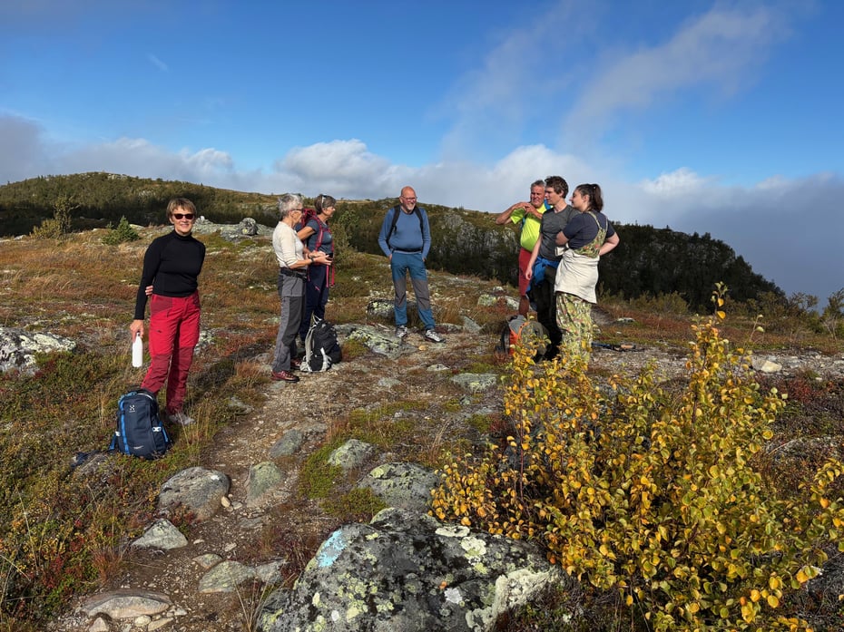 På veg sørover høgdedraget mot Løyntjerntinden, bak t.v. ligg Rabalsmellen.