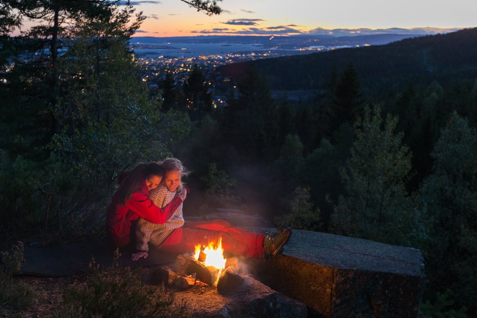 Tursøstrene foran bål i skogen