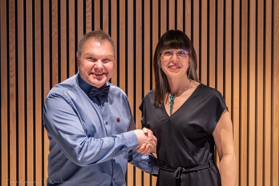 Avtroppende styreleder Kristian Jakobsen gratulerer påtroppende styreleder Hanne Marit Kvitting