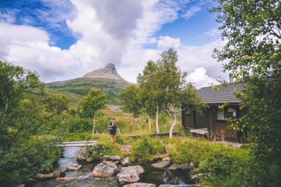 Lurfjellhytta ligger frodig til med en rennende elv hvor du kan hente vann og bade.