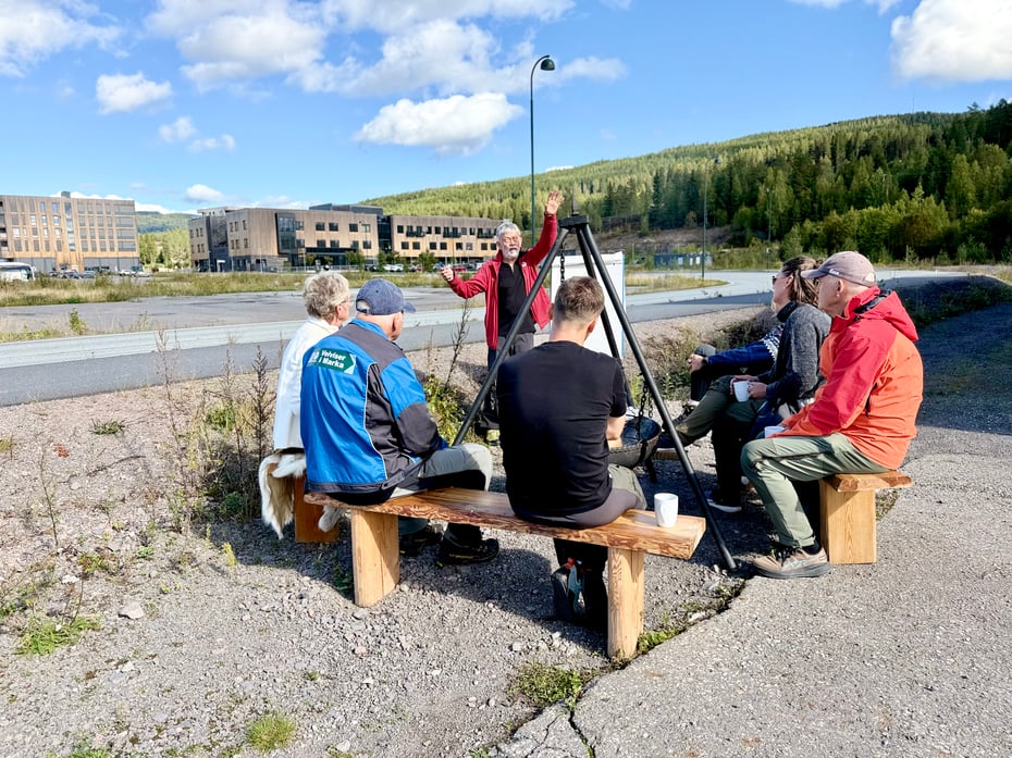 Kursdeltakerne tok deler av undervisninga, og lunsjen, rundt bålpanna utenfor kontoret vårt på Harestua.