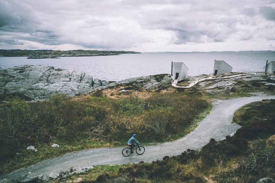 Syklist på grusveg til Flokehyttene på Ryvarden