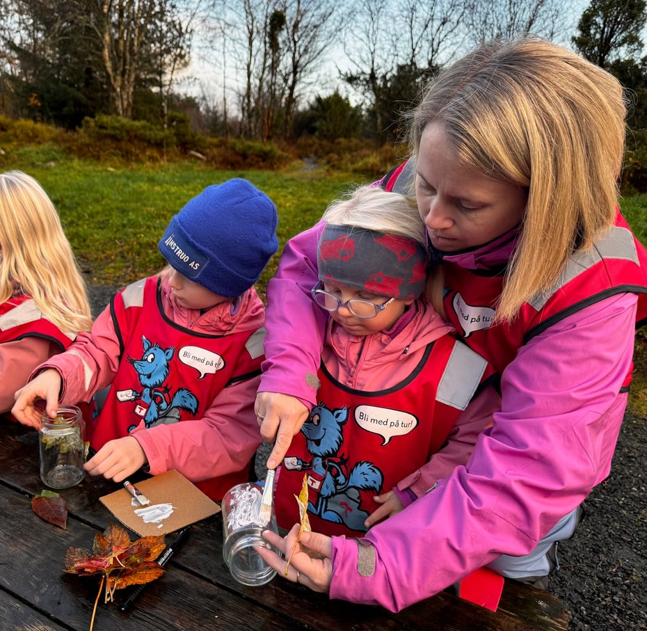 Mamma Line Therese Løype Berglie hjelper døtrene Synne og Marit Kristine.