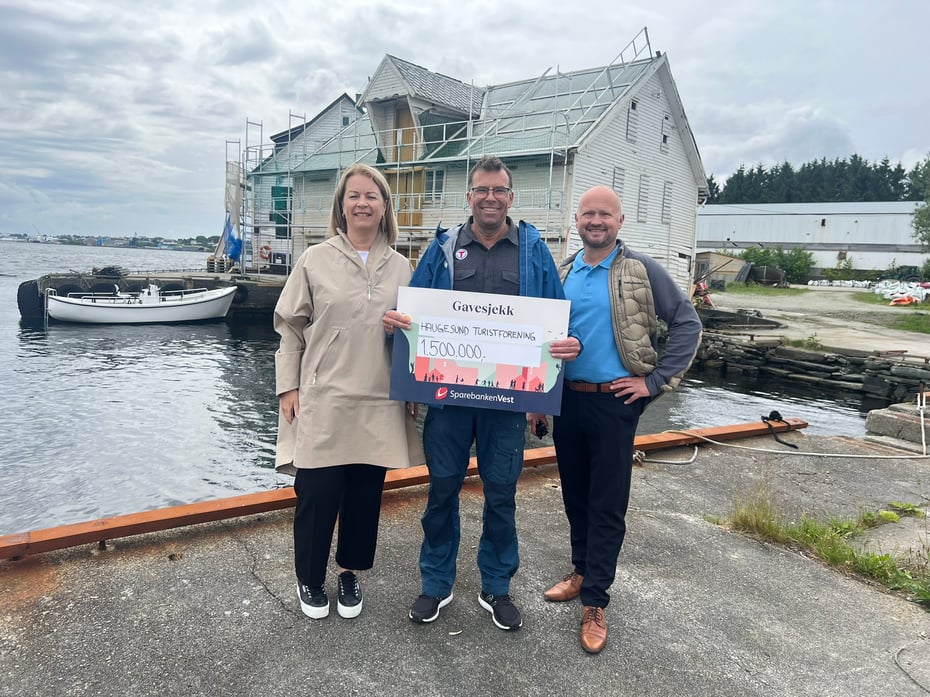 Banksjef Nina Hopsdal og regiondirektør Nils Mikal Emberland i Sparebanken Vest, sammen med styreleder i Haugesund Turistforening Rolf Børseth, som holder gavesjekken på 1,5 millioner kroner.