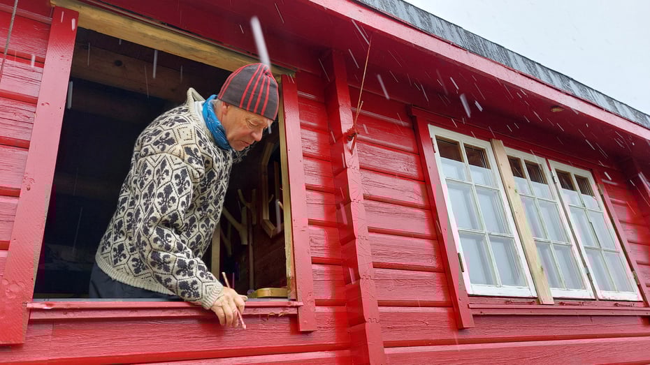 Mareno Nauste bytter vindu i sikringshytta på Svartvassbu