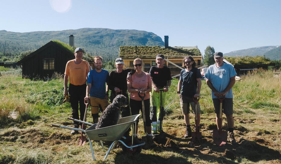 Dugnadsgjeng som står foran Vettismorki i Jotunheimen. Også styrearbeid er en svært viktig frivilligoppgave i DNT.
