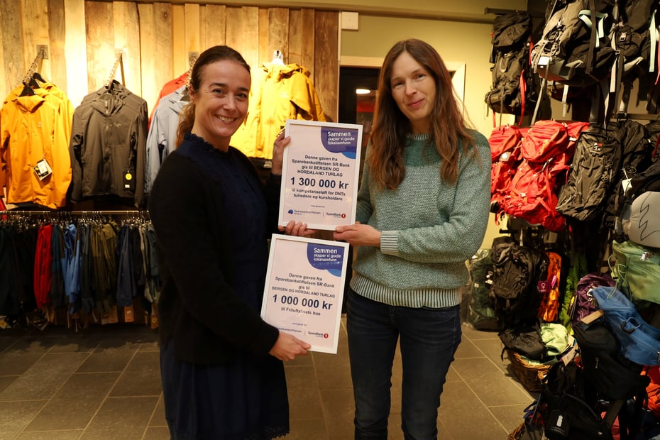 Ellen Instefjord i Sparebankstiftelsen SR-Bank med to tildelinger til Bergen og Hordaland Turlag, her representert ved Birgithe Roald.
