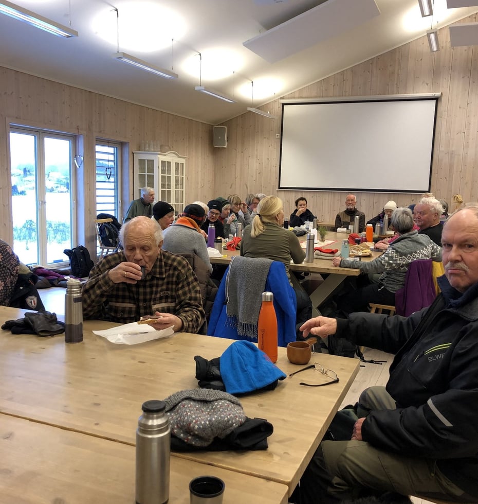 mennesker som spiser nista si sammen