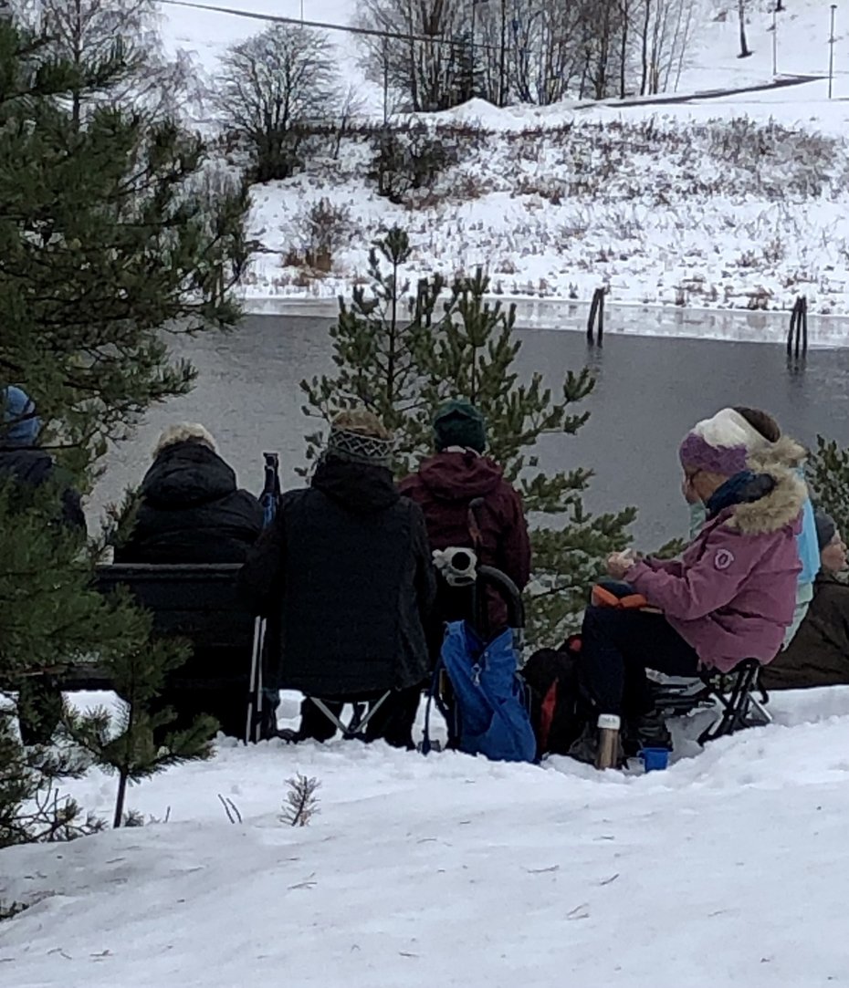 mennesker som koser seg i naturen