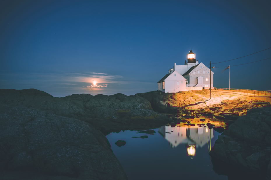 Lyngør fyr om kvelden
