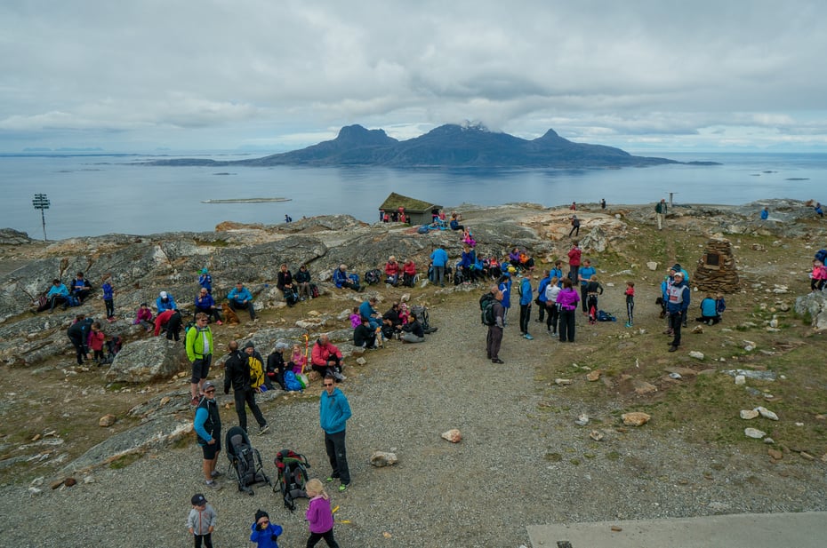 Topp Keiservarden med utsikt mot øya Landegode. En god del folk på platået.