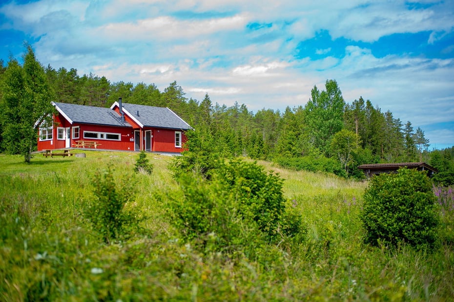 Den røde Østtorphytta og områedet rundt. Foto.