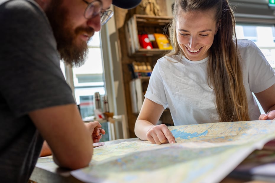 to personer ser på kart