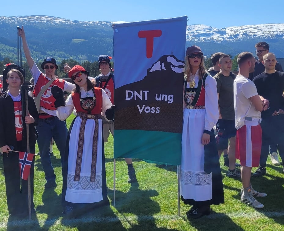 17 mai 2024. Ca 32 personar i folketoget