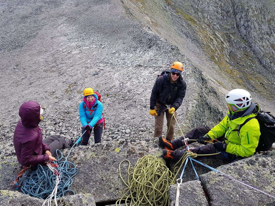 klatrekurs klatrere på etablert standplass i Uskedalen Kvinnherad