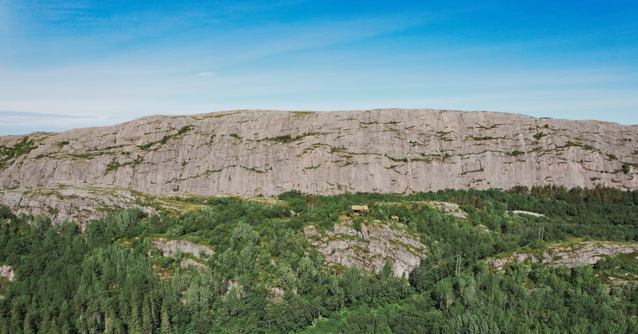Dronefoto av Klatrehytta på Agdenes, Trøndelag. Juni 24.