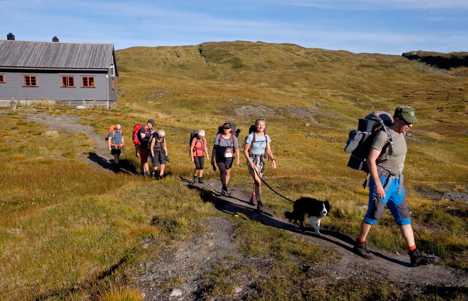 Menn og kvinner på tur fra hytte i Bergsdalen Vestlandet