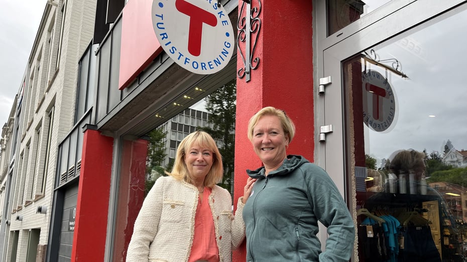 Daglig leder Mette Sannerholt Andersen i Grenland Næringsforening og daglig leder Mariann Eriksen i DNT Telemark, foran Tursenteret i Skien 27. august 2024.