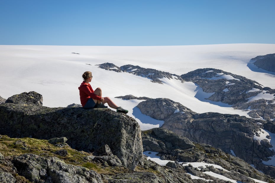 På en stei utenfor Fonnabu har man god utsikt til Folgefonna.