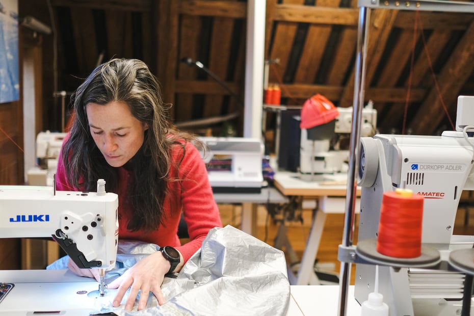 ReTuren syverksted, bilder av redesign-produkter. Turi Rudningen, Eleonore Hatfield på bildene.