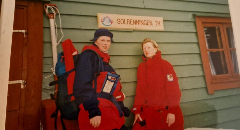 Bilder fra 90-tallet som viser to unge jenter foran en hyttevegg iført turklær.