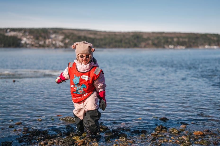 Barn som går i vannkanten