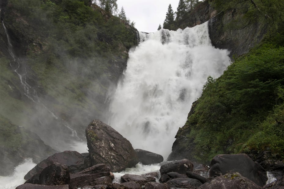 Stor foss i fritt fall.