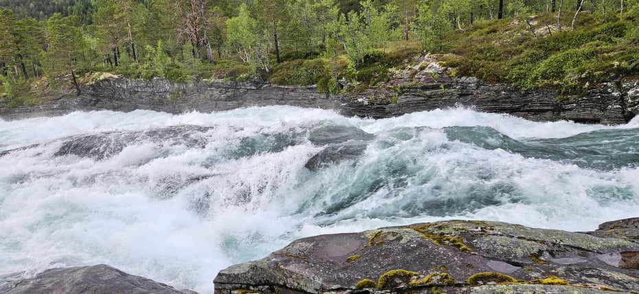 Raundalselva: Badekulpar og geologiske fenomen