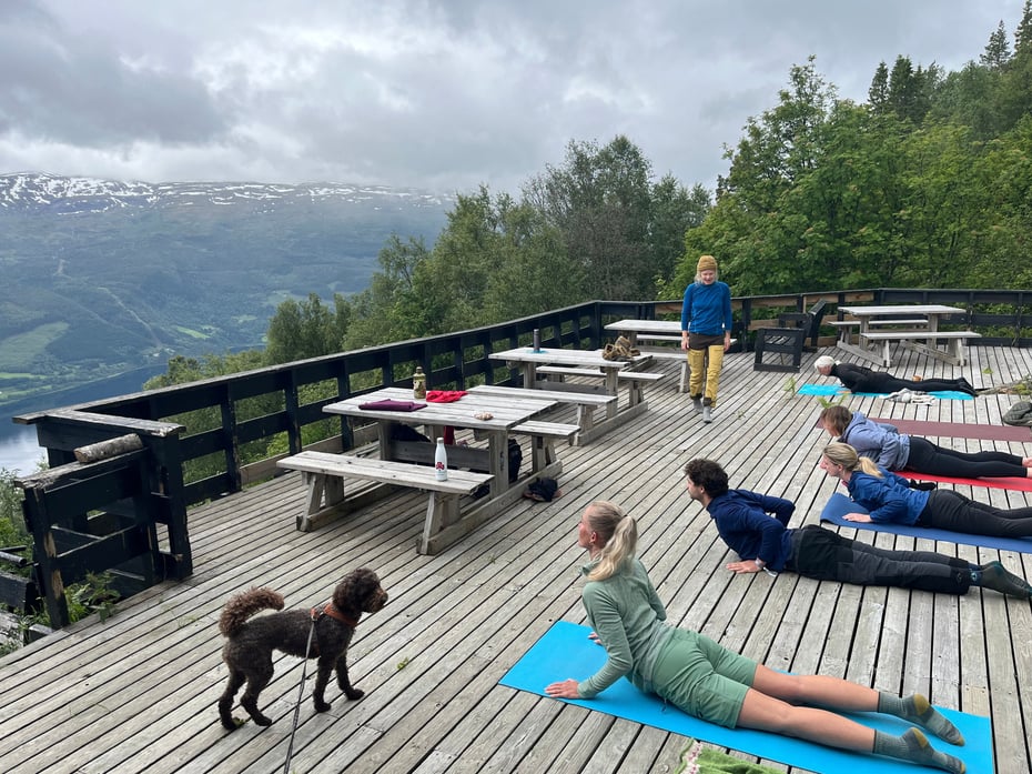 Fjellyoga på gamle Hangurstoppen restaurant med yogainstruktør Helle Karlsdottir