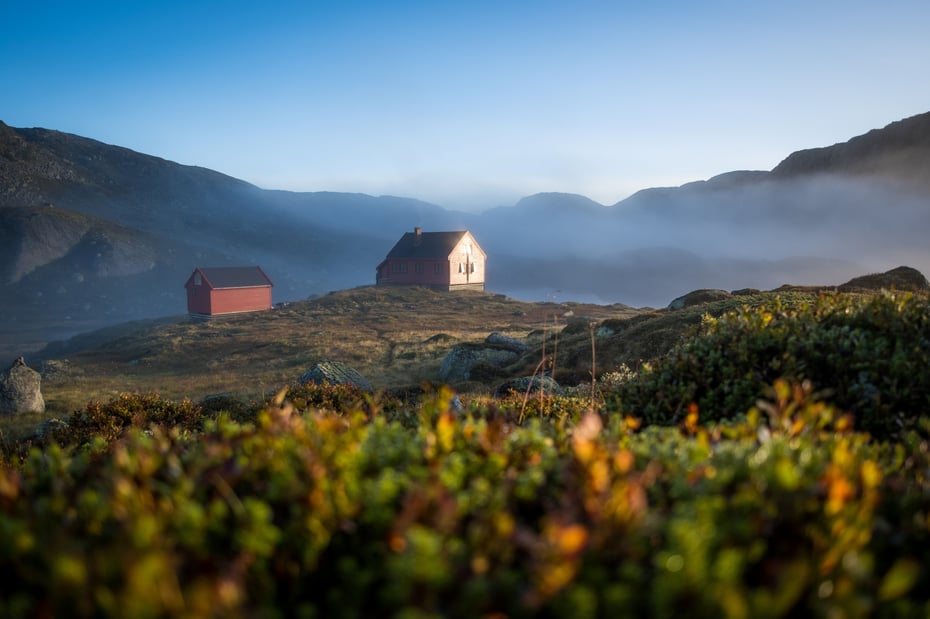 Bilder fra Stakken turisthytte i Hjelmelandsheiane, på Driftavegen gjennom Viglesdalen, Historisk vandrerute. Morgen, soloppgang, dis.