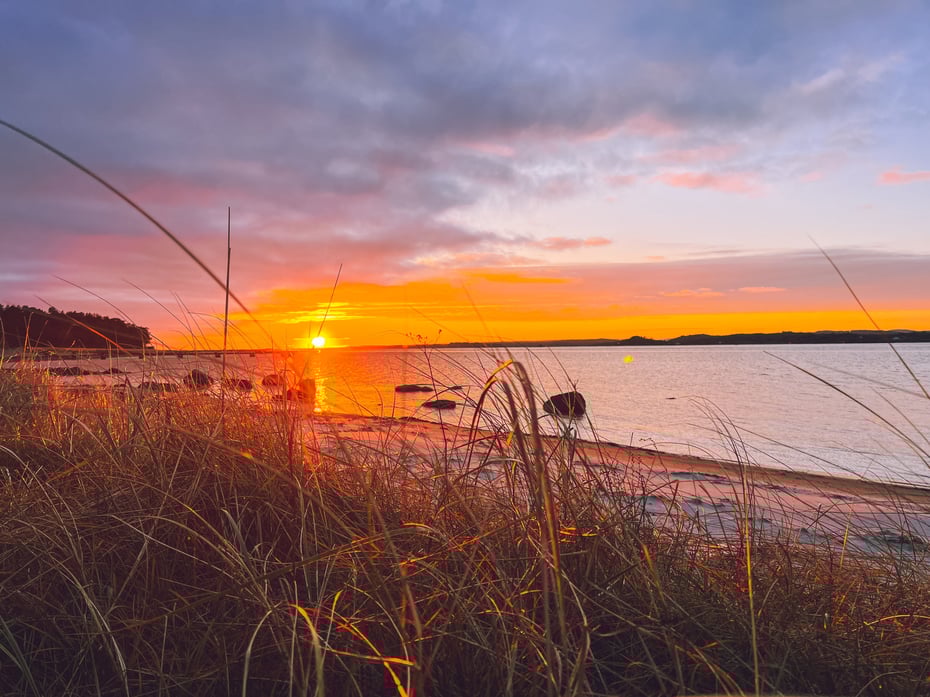 Solnedgang ved en strand