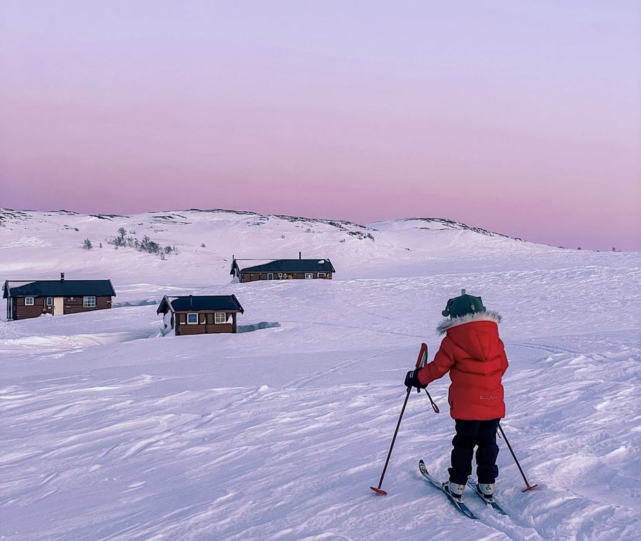 Barn på skitur i solnedgang ved Tverrbrennstua.