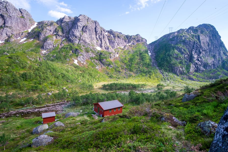Hytta i Grasdalen, Ryfylkeheiene. Sommer. Hund som sover utendørs. 