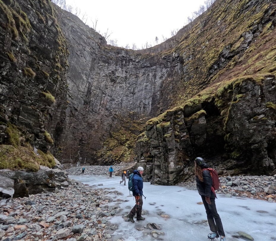 Sundagstur til jettegryta "katedralen" i Naddvik 15 feb. 2026.