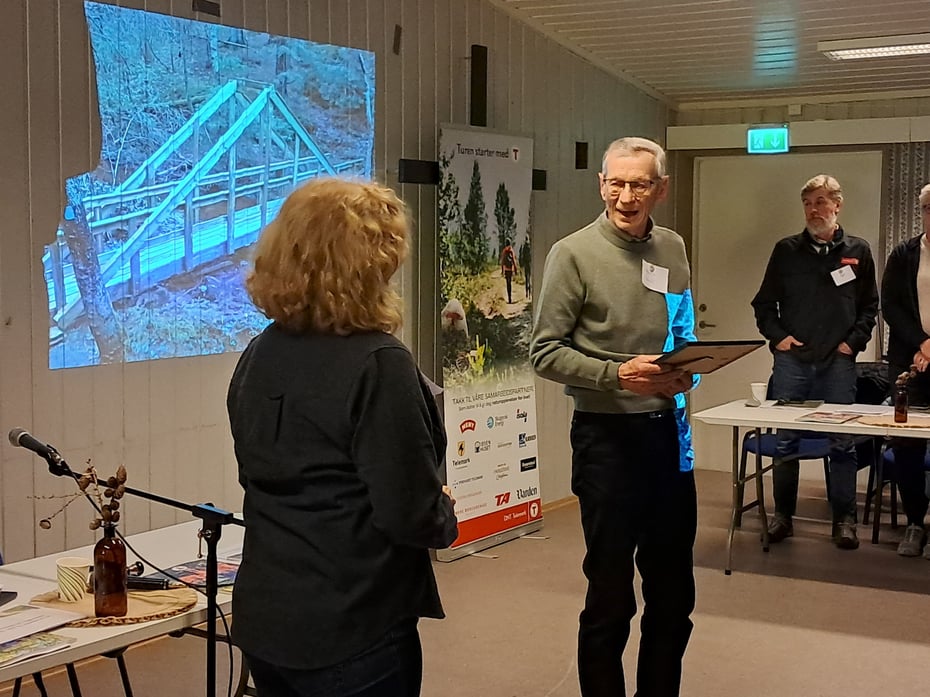 en mann mottar en pris fra en kvinne