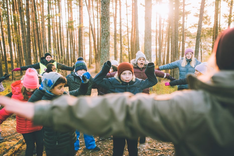 Klima- og miljøminister Ola Elvestuen på Friluftsskolen på Hallagerbakken skogen.