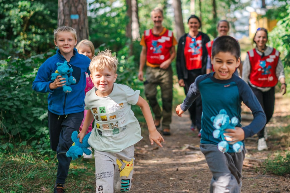 Frivillige fra Barnas turlag og barn som er klare for Kom deg ut-dagen!