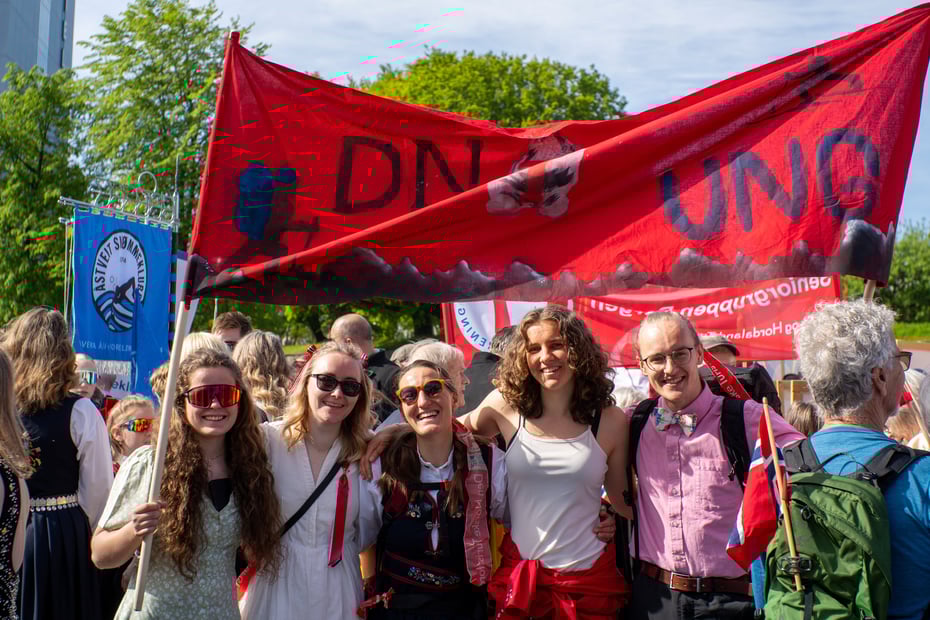 Ungdommer foran 17. mai parole