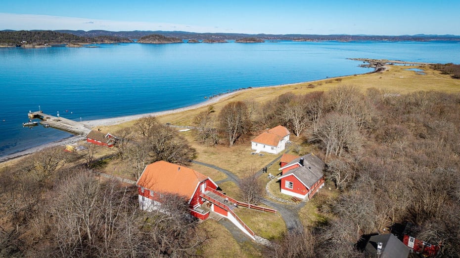 Et hyttetun med fire hytter beliggende rett ved strand og sjø