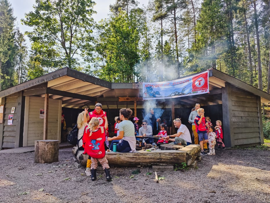 barn sitter ved gapahuk