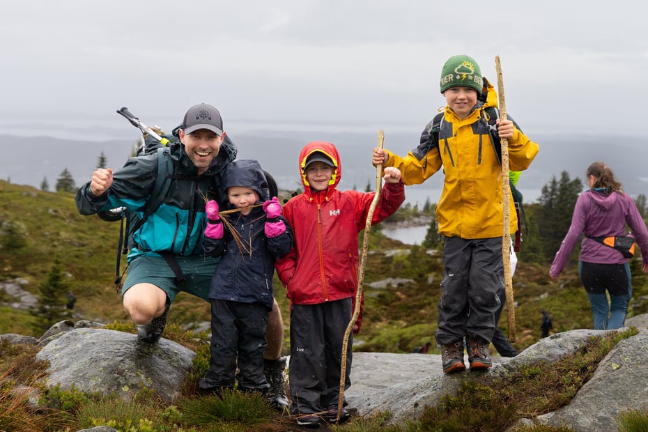7-fjellsturen 25. mai 2025 - mann med tre barn jubler mot kamera. 