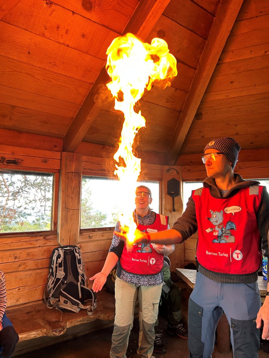Ekspriment med heksemel på Grillhytta på Ringkolltoppen.