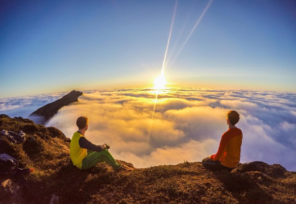 Topptur til Dømnamannen, 858 moh, utenfor Sandnessjøen.

Ble belønnet med midnattsol over skyene.

På bildet:
Fra venstre - Erlend Grønning, Lars Grønning Finalister i fotokonkurransen. Sommer 2016. Familietur.