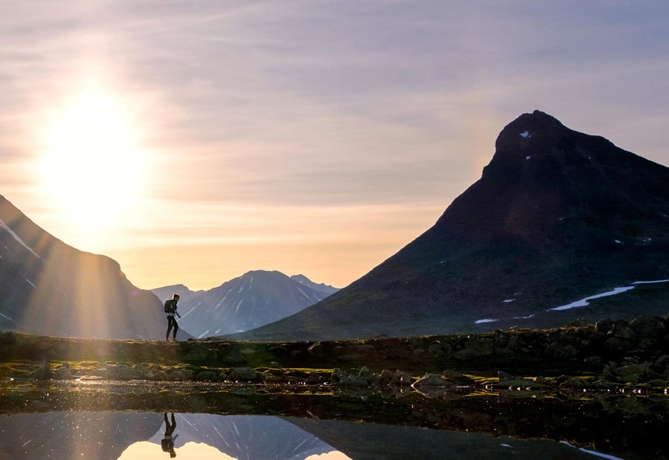 Leirvassbu med utsikt mot soloppgangen og kyrkja. @ca.pedersen Finalist i DNTs fotokonkurranse 2022. 
